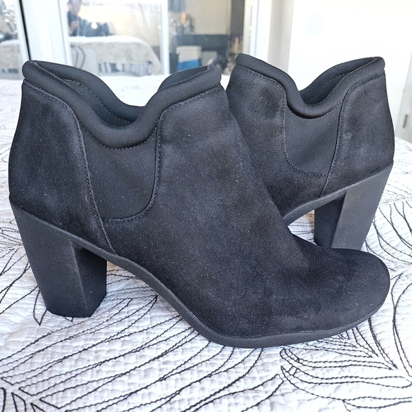 EUC Clarks Artisan Adya Bella Suede Black Slip-on Ankle Bootie Heels Black 10 - Picture 1 of 13